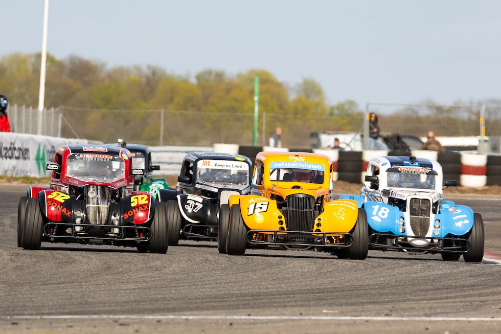 Dennis Ladefoged (15) blandede sig helt i toppen mellem vanevinderne Kevin Verner (512) og Joachim Lee Holmstoel (18) i Grand Prix Tours Legend Car Cuppen.
(Foto: Grippo)